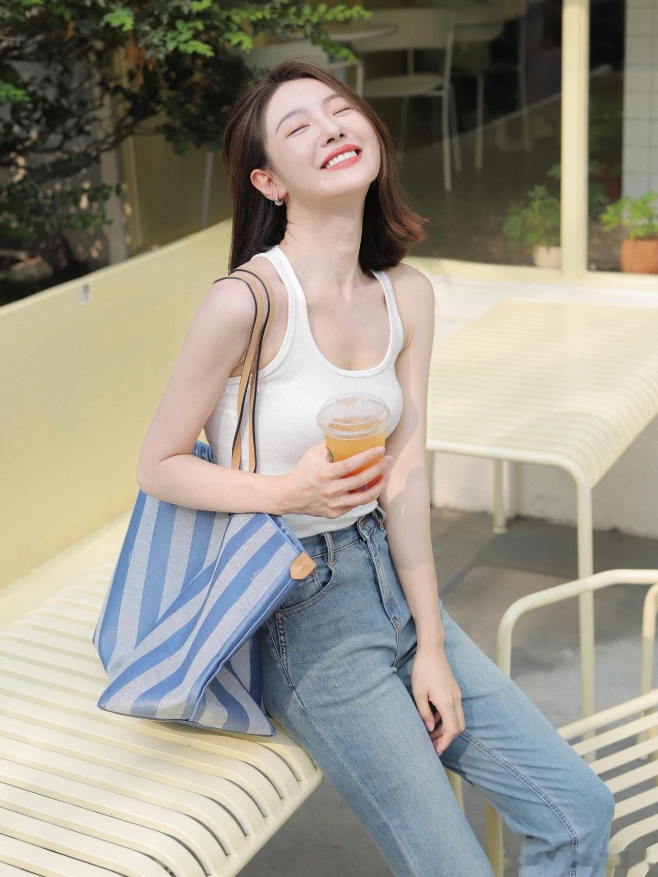 身处在什么年纪，就做什么年纪该做的事，过什么年纪该过的生活，不要攀比，也不要着急