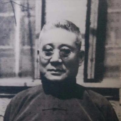 1937年8月，南开大学校长张伯苓之子张锡祜为国牺牲。张伯苓收到噩耗后，突然拍手