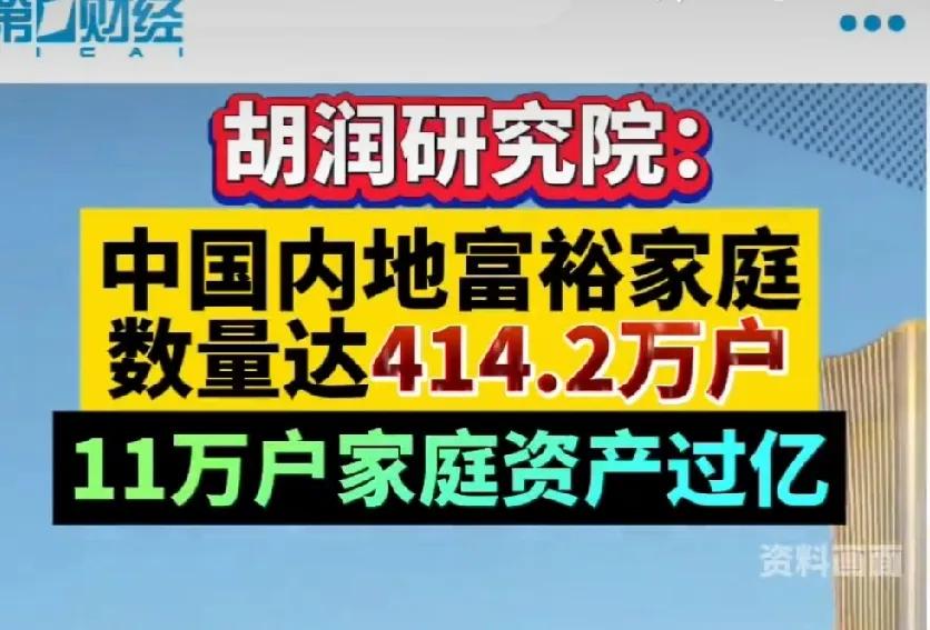 下班回到家，坐在沙发上，脚放在另一个凳子上，已经准备好了躺平的姿势，然后打开手机