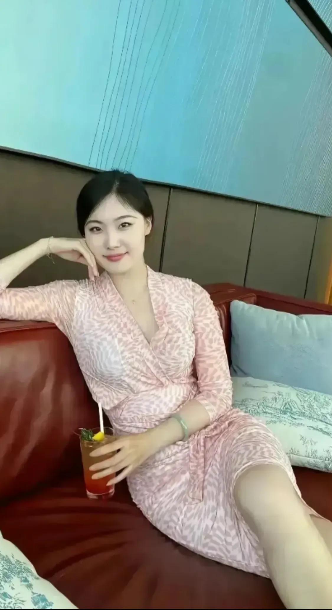 不比较身高，大家都是一米多，不纠结年纪大家都难破百岁，不攀比财富，大家离开时都带