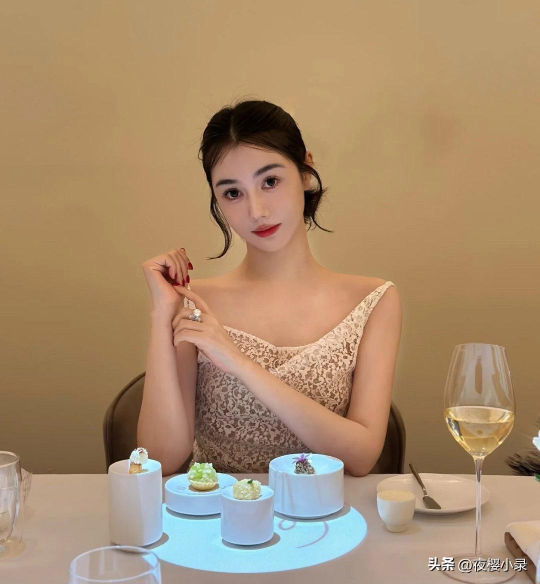 黄晓明新女友胡冉儿，和叶柯，杨颖真的长得太像了，胡冉儿，更像整过容的。以前看郭富