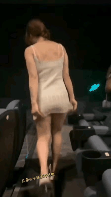 真的被这张影院里的背影照整破防了！
谁能想到看个电影还能撞见这么戳人的一幕，
这