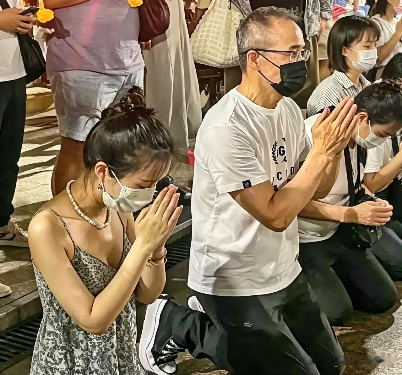 王石带着田朴珺拜佛为何要戴着口罩，这样拜佛合适吗，怕佛认识你们吗，我觉得拜佛不要