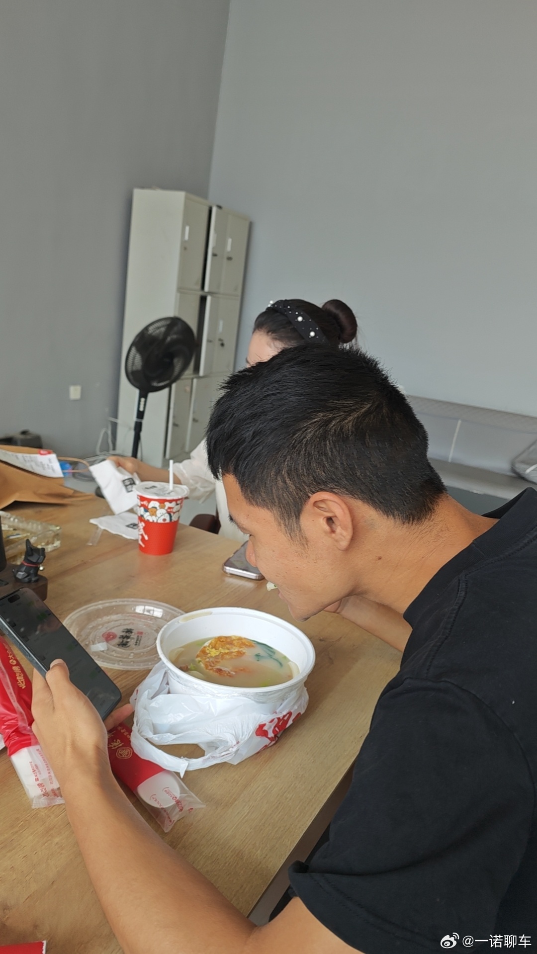我今天夸胡夫人穿的衣服很漂亮 我们的图总怎么看我表情不对啊 我感觉我嫂子方方面面