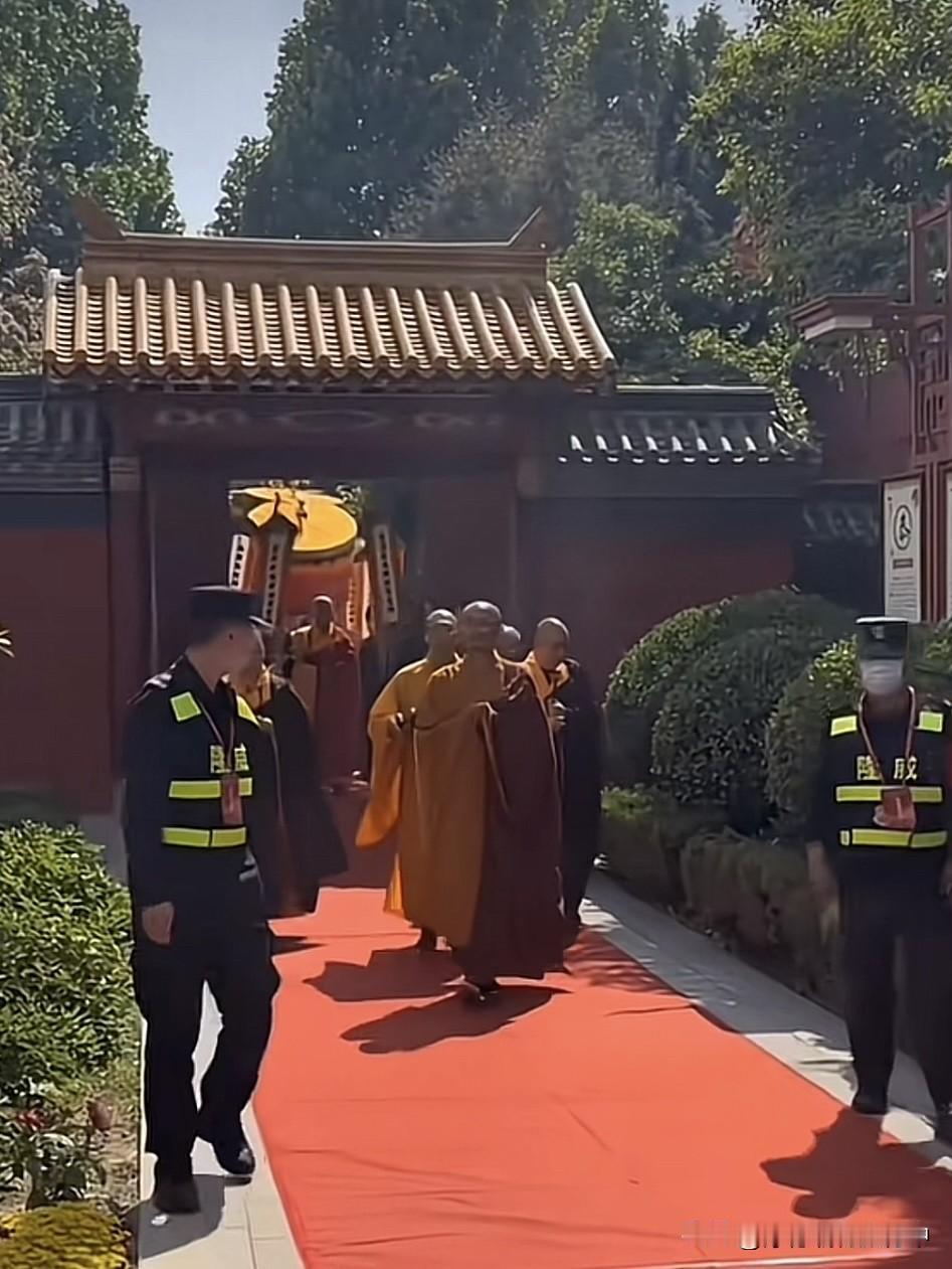 保安给和尚开道，咱也不知道在自家的寺院里，摆的那门子谱！你敢每天发一张随手拍照片