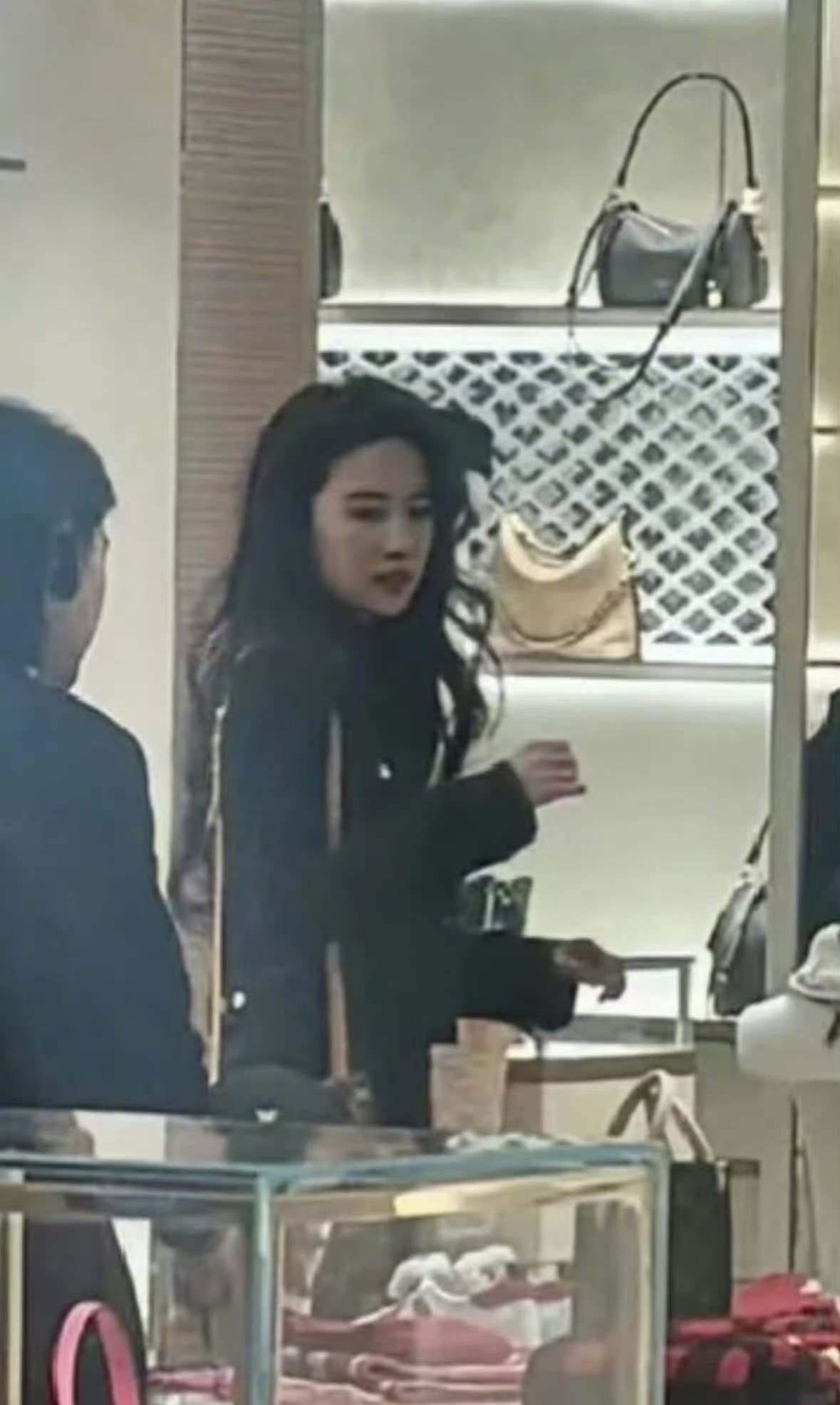 网友北京偶遇刘亦菲购物照片糊成这样也难掩美貌，美成这个样子很难不被发现啊，而且你