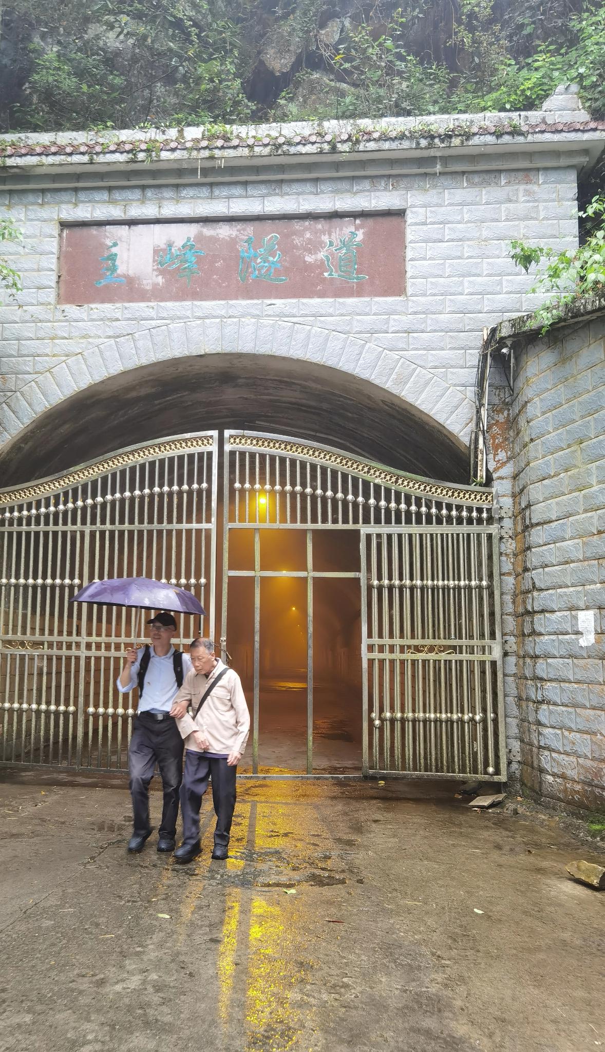 在酒店吃完午饭，回房间休息了一个多小时。见外面的雨停了，于是我立刻下楼去了客运总