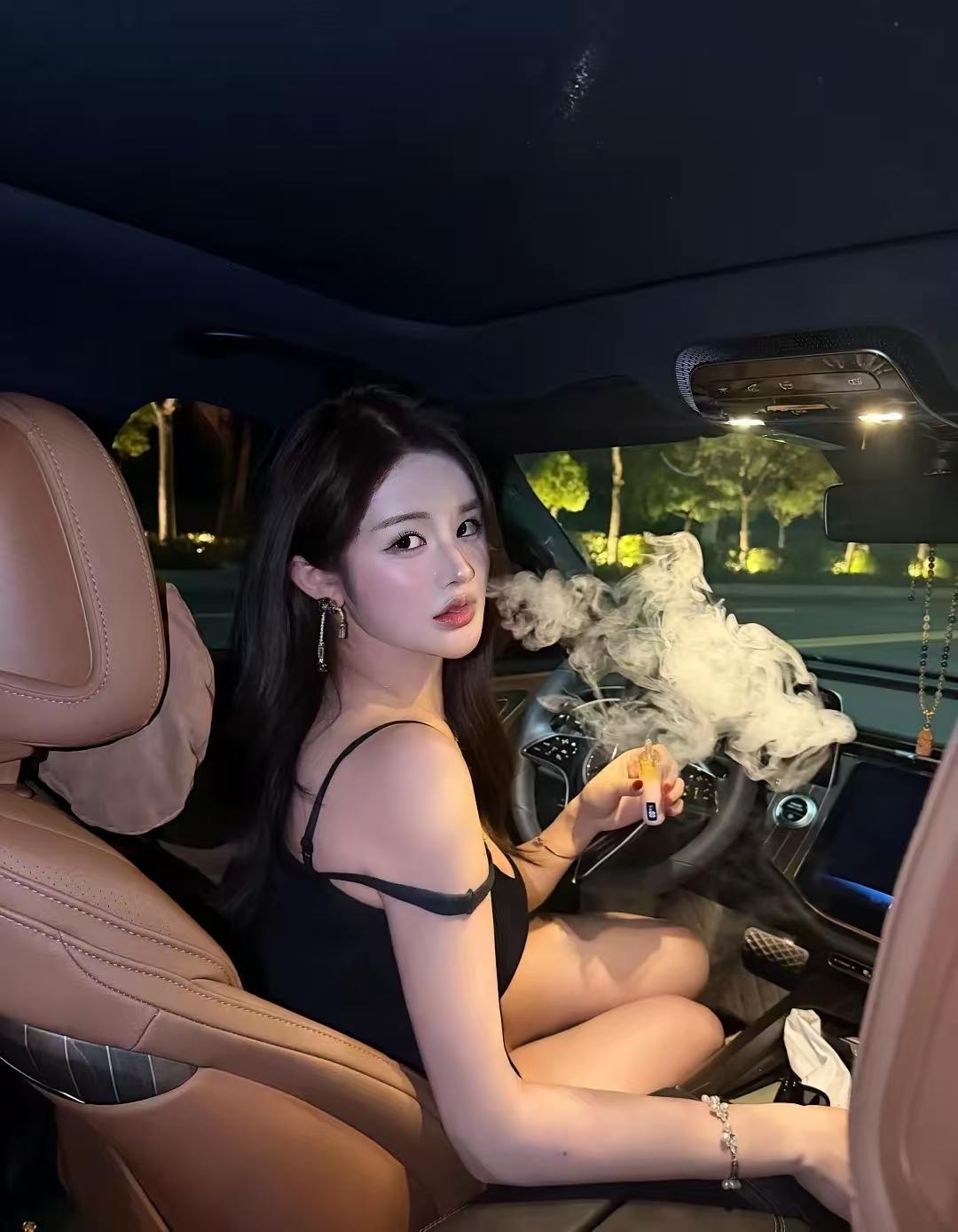 车模美女车载摆拍