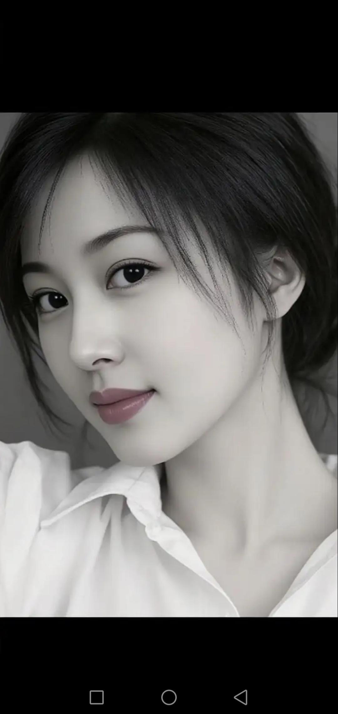 温柔微笑，黑白光影下的少女魅力🍀💝🌺