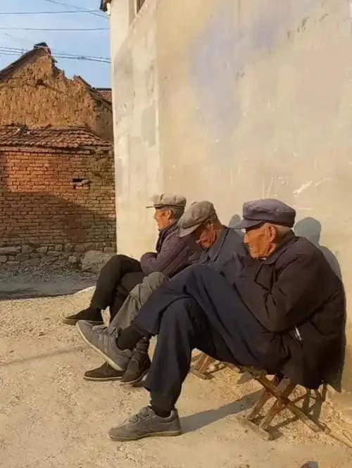 昨日顽童今日翁，
年少与老怎相同，
青春岁月多活力，
………？

上联：时光日渐