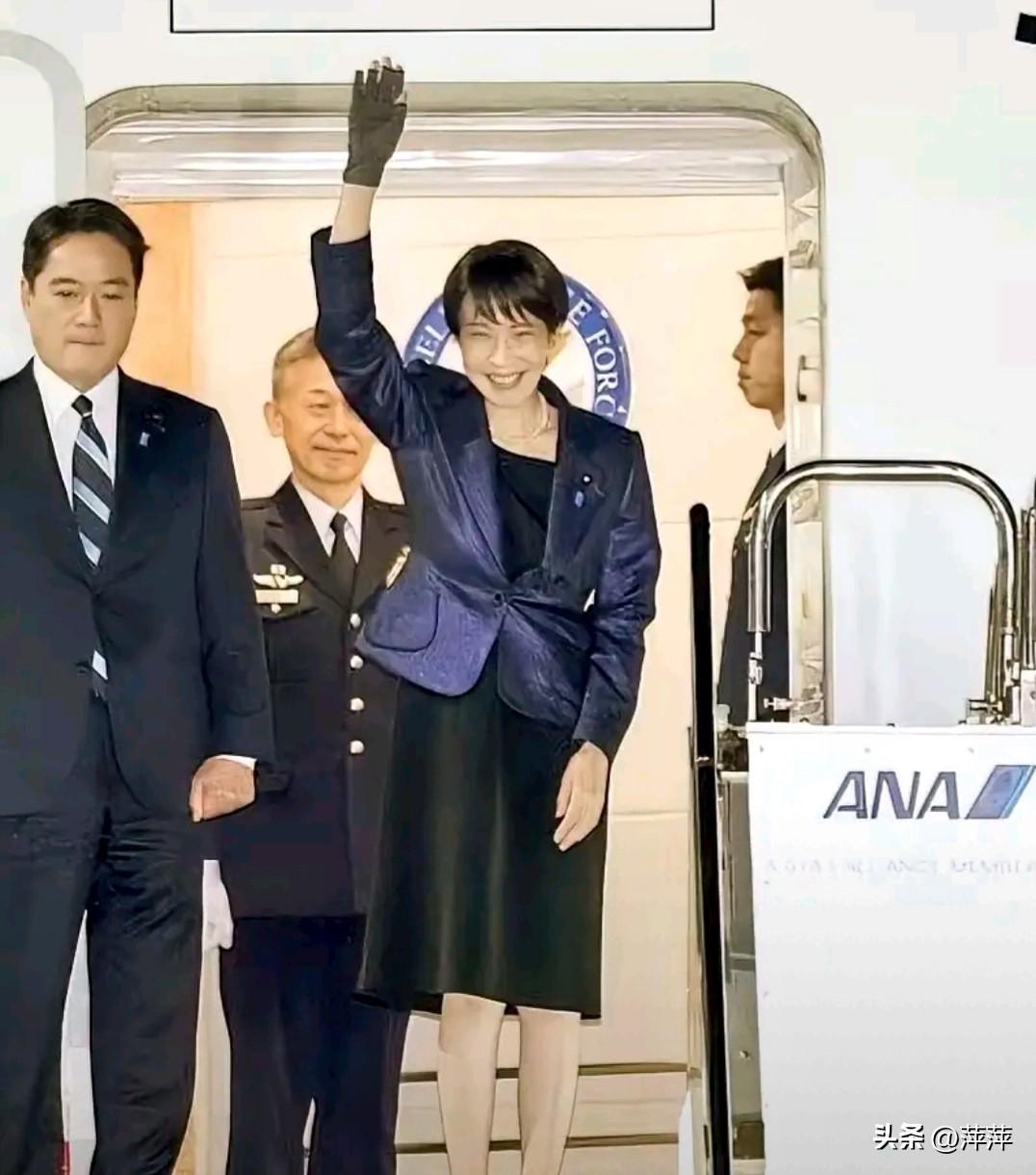3月19日，日本首相高市早苗乘专机抵达美国，开启首次访美行程，单只黑手套的造型引