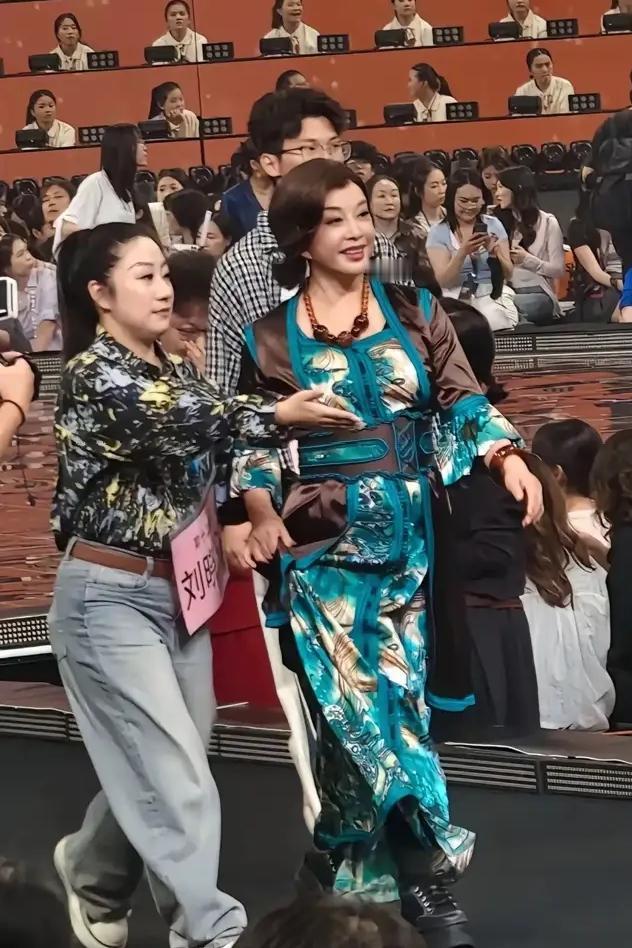 74岁的刘晓庆应该是很多年轻人学习的榜样。她这样子比年轻人都精神，而且她这年纪还