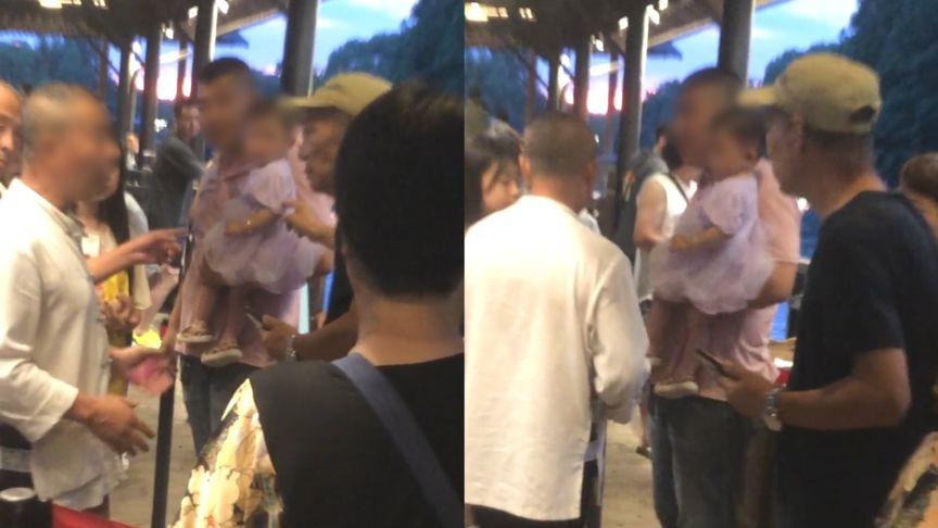 【游客抱婴儿乘游船被要求收费不满当场大闹，景区：按人头收费】7月9日，浙江嘉兴。