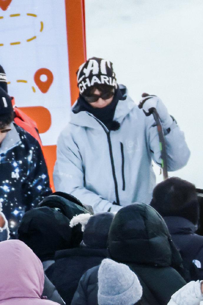 刘耀文滑雪服look 刘耀文哈尔滨滑雪路透 刘耀文哈尔滨滑雪路透，刘耀文滑雪服l