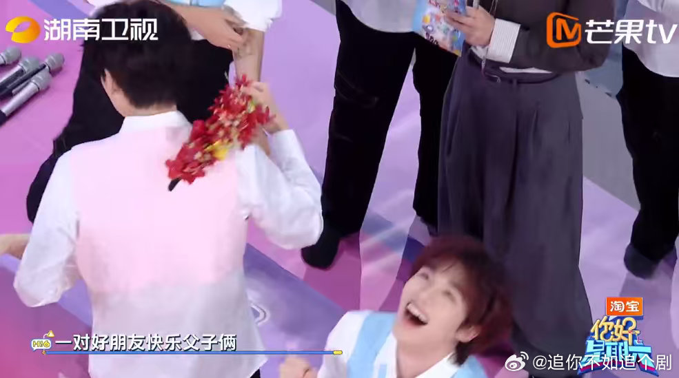 丁程鑫歌唱到嘴边怎么会转弯你好星期六 答题抢答赛中，丁程鑫一唱，“大头儿子”秒变