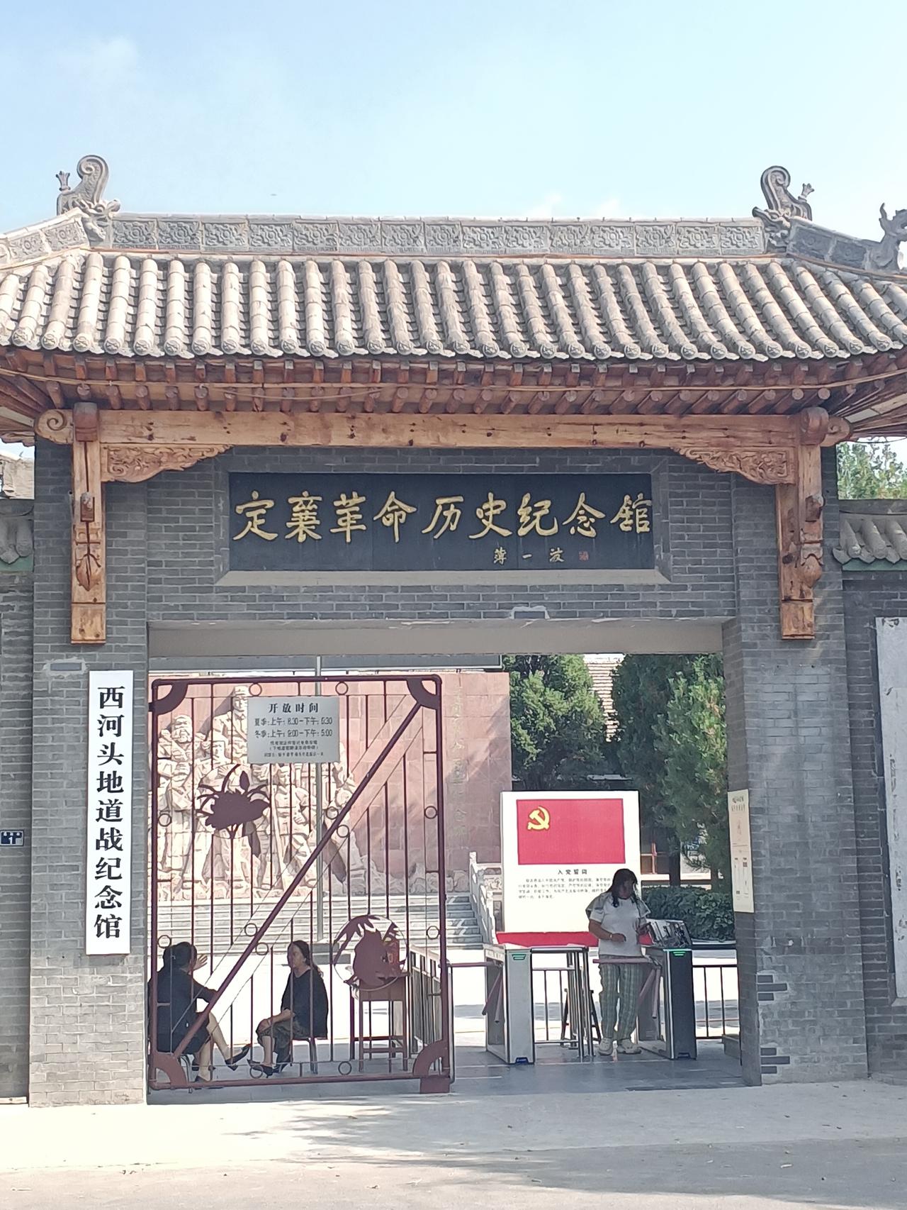 终于可以休息一下了，现在是晚上8:40分。
     今天真是疯狂打卡的感觉。早