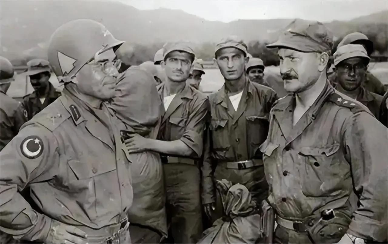 1950年10月19日，釜山港码头。

五千多名土耳其士兵踏上朝鲜的土地，气势非