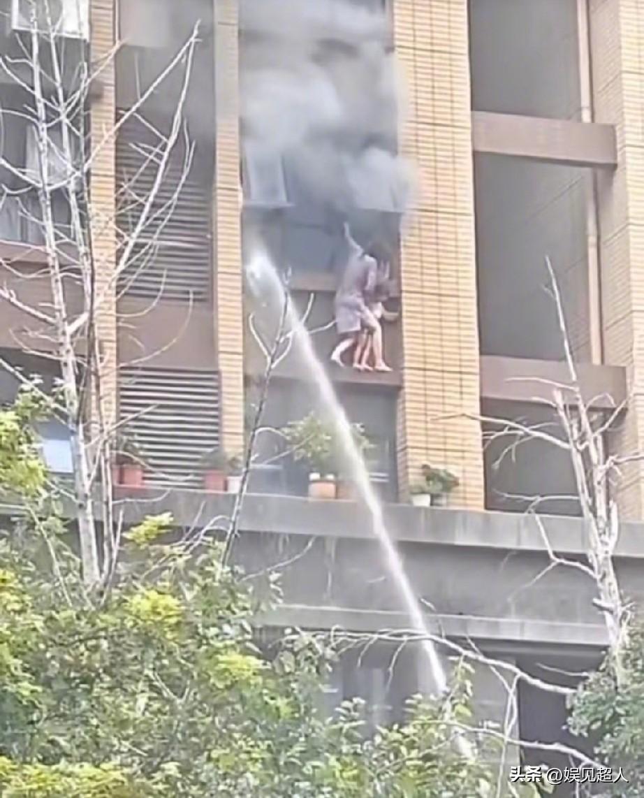 连云港那对母女从火场掉下来的时候，一个3岁的孩子就这么没了[流泪][流泪][流泪