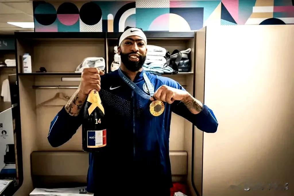 站在你面前的是历史上唯一一个NCAA冠军，NBA冠军，季中赛冠军，世界杯冠军，奥