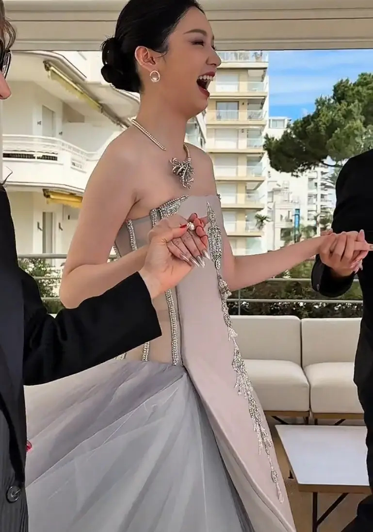 周也咋这么胖了，笑起来眼睛都没了 