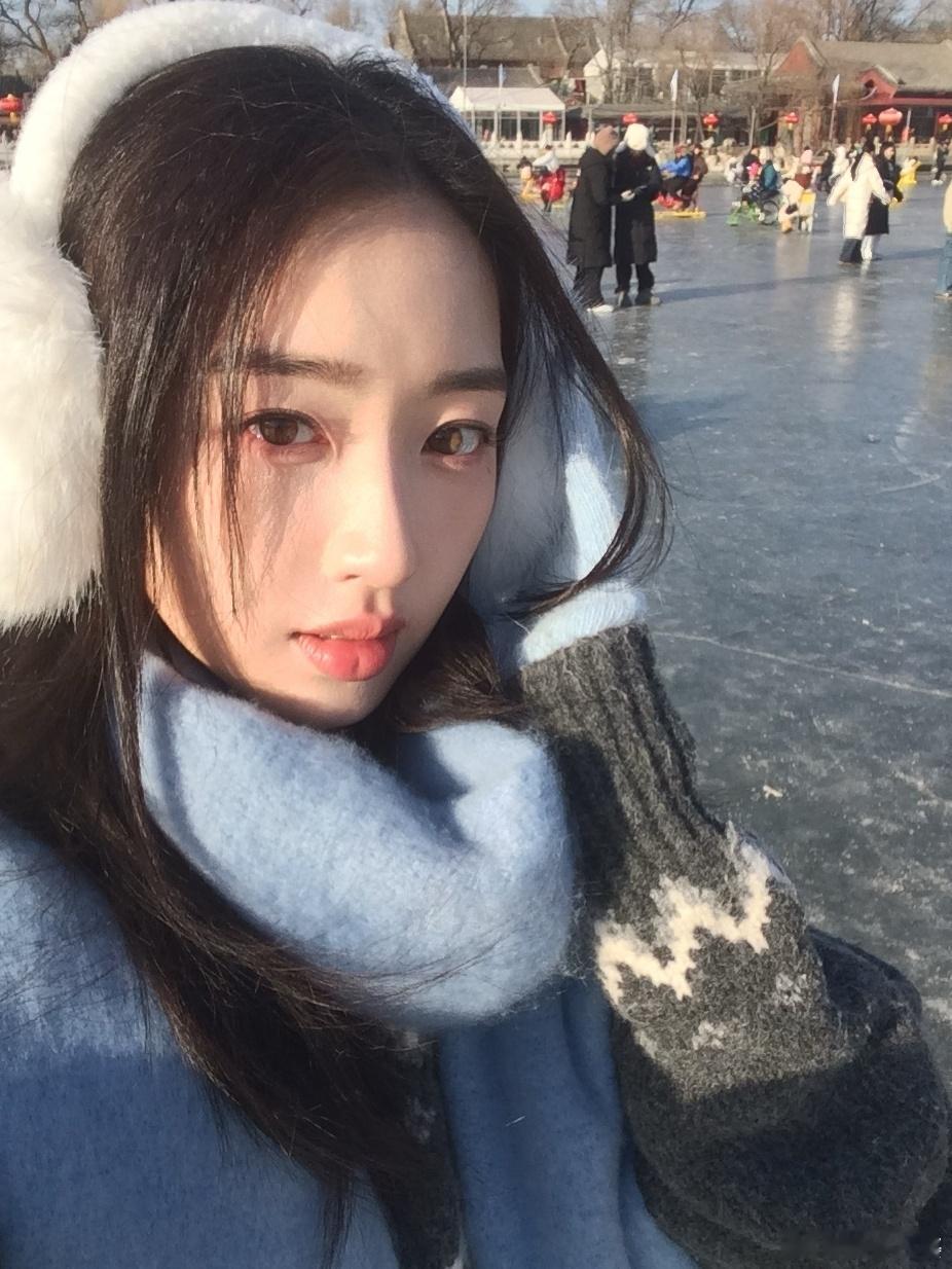 收集邓恩熙的生活碎片，海边、街边还有出游随拍，明媚又治愈，是元气少女没错了。邓恩
