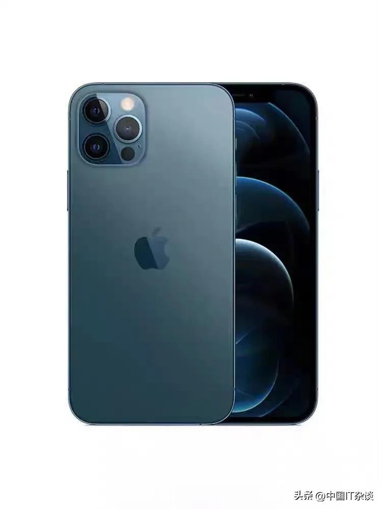 前面是iPhone12 Pro Max，后面是iPhone15 Pro Max，