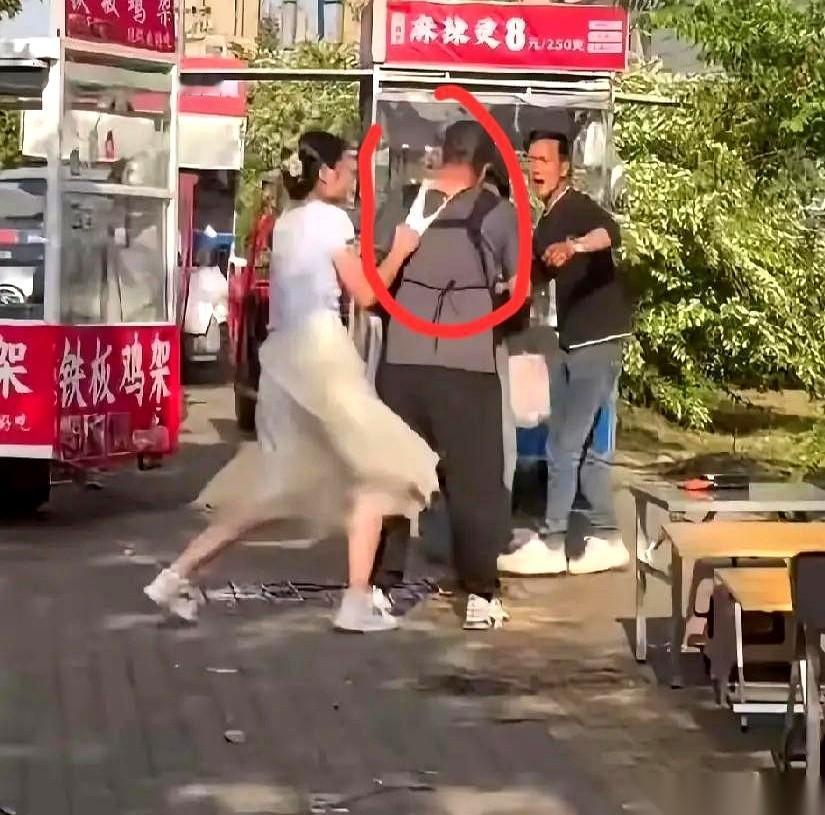 安徽两个摊贩抢地盘，本来是拳脚相加，最后却变成了一个人直挺挺倒地。
起因很简单，