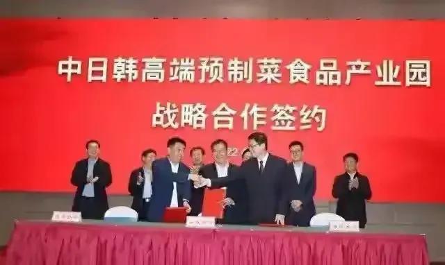 网上的两张照片叫人细思极恐，预制菜战略合作签约，是不是不免让人毛骨悚然，细思极恐