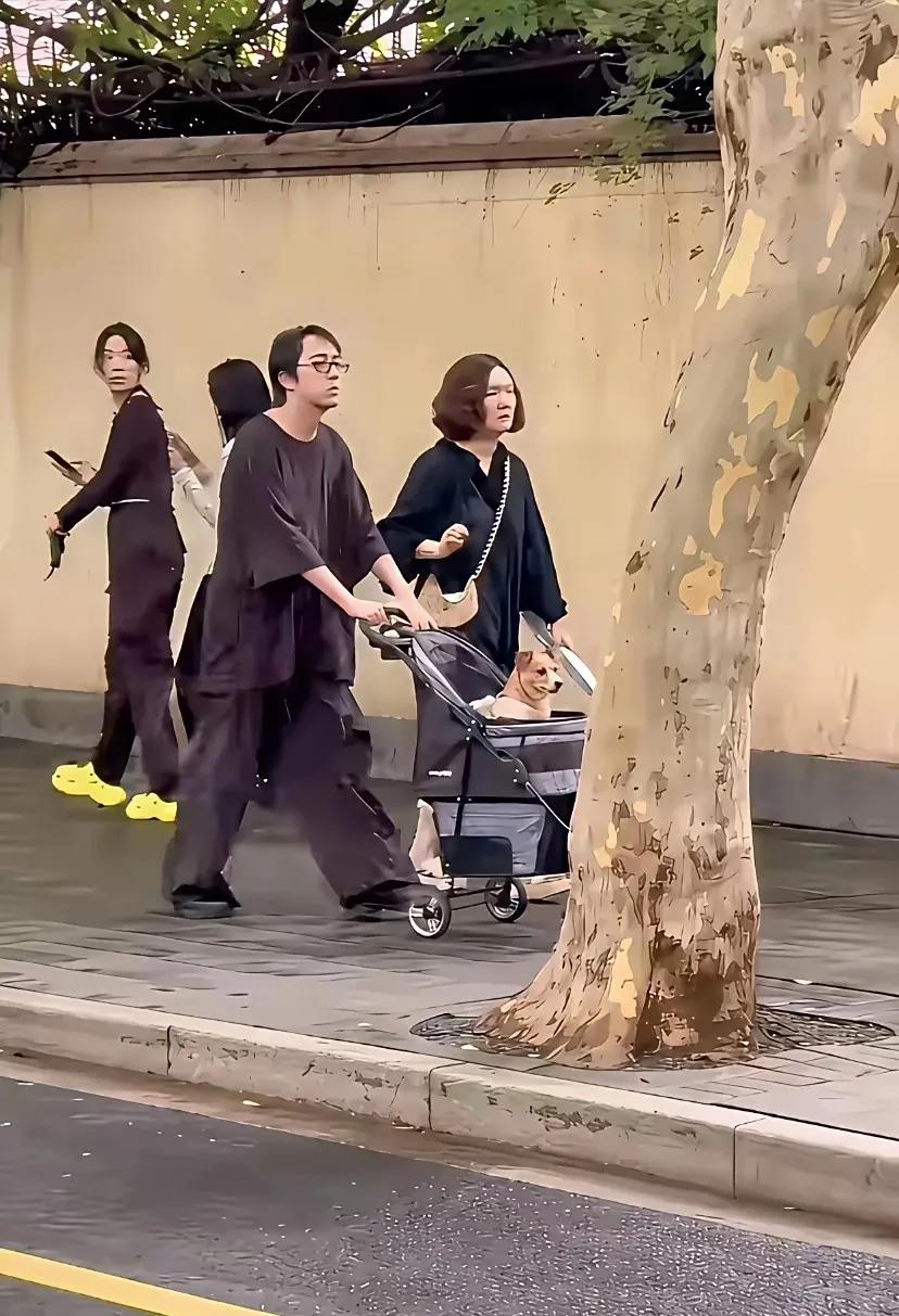小姐姐回头看什么？回头是看帅哥吗？