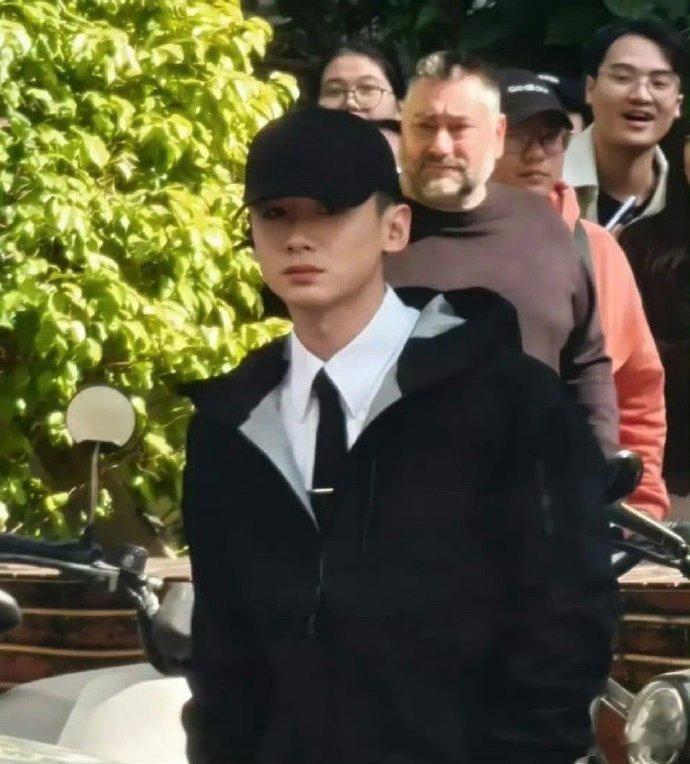 白敬亭脸小五官精致，健身后脸部轮廓变化明显，可能影响整体美感。 