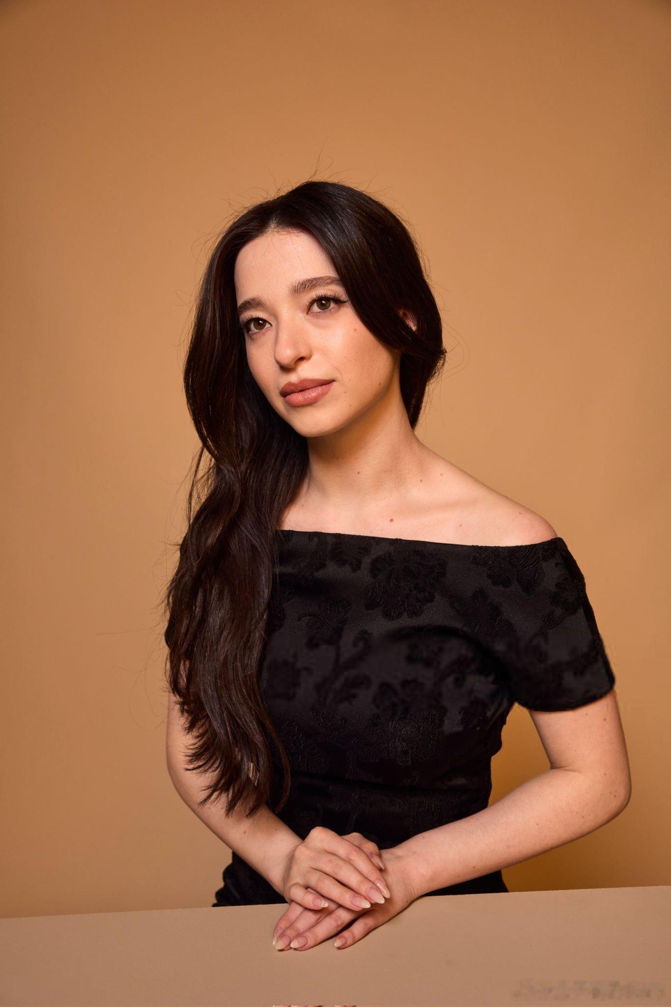 回顾一下去年米奇·麦迪森在独立精神奖颁奖典礼和提名时的照片 