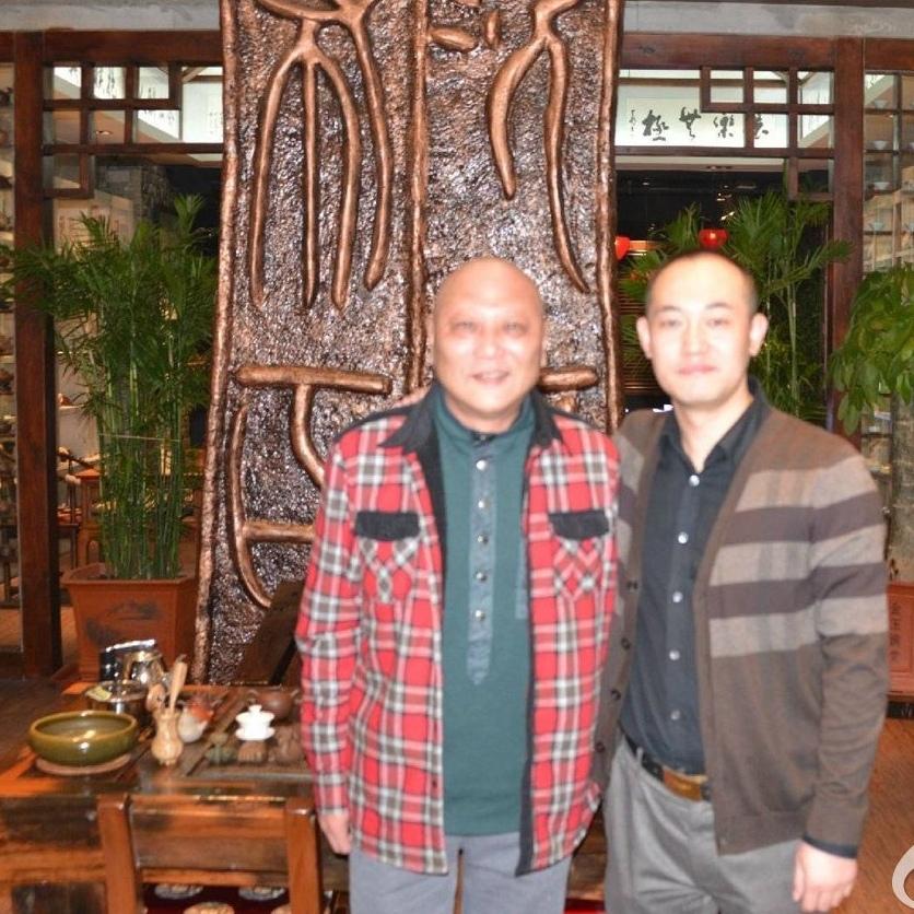 2013年，相声名家贾承博，一张罕见的留影，右侧是接待他的本地友人，属于艺人外出