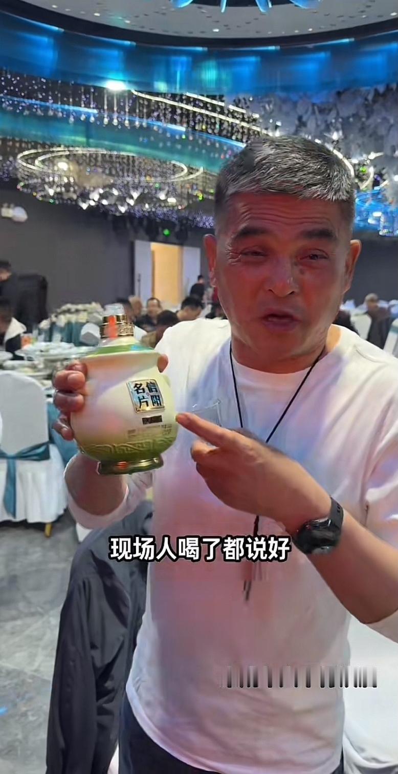 这是鸡公山酒业的朱耀辉厂长，今年已经61岁了，河南信阳人，常年泡在酒局、奔波在一