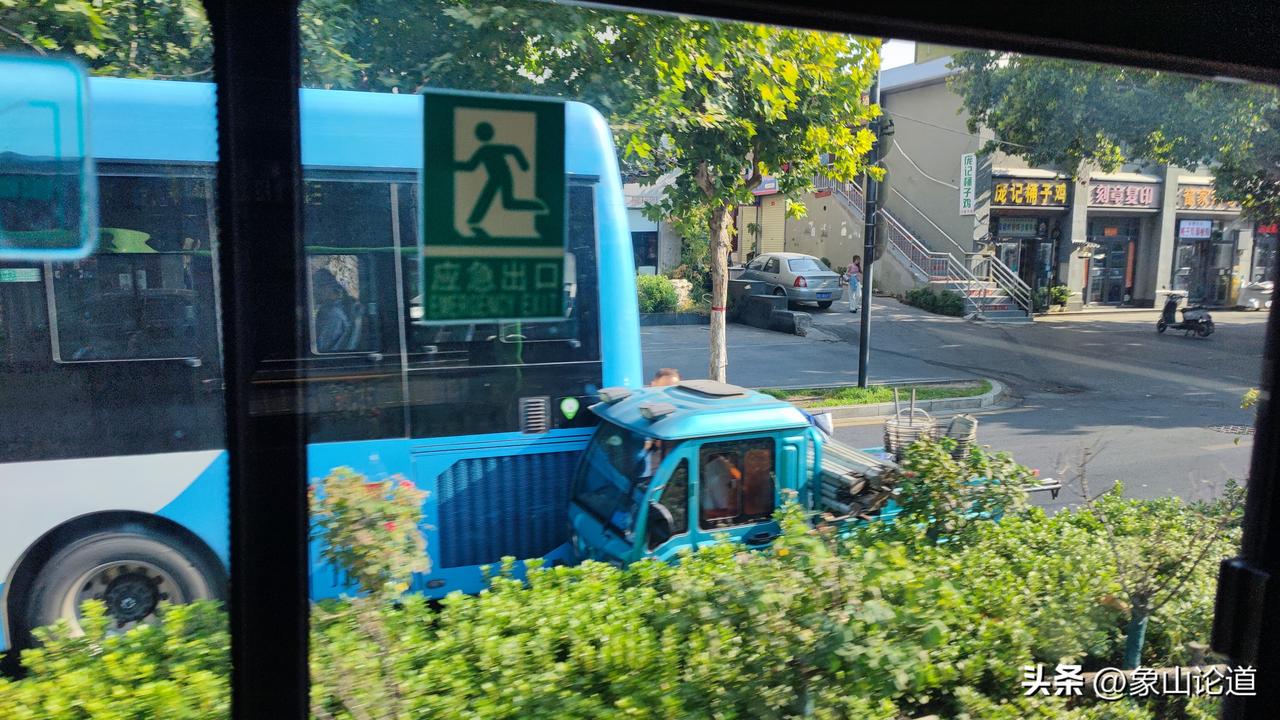 9月5日早上8:30左右，大梁路马市街交通岗西边，由东往西方向一辆公交车和一辆三