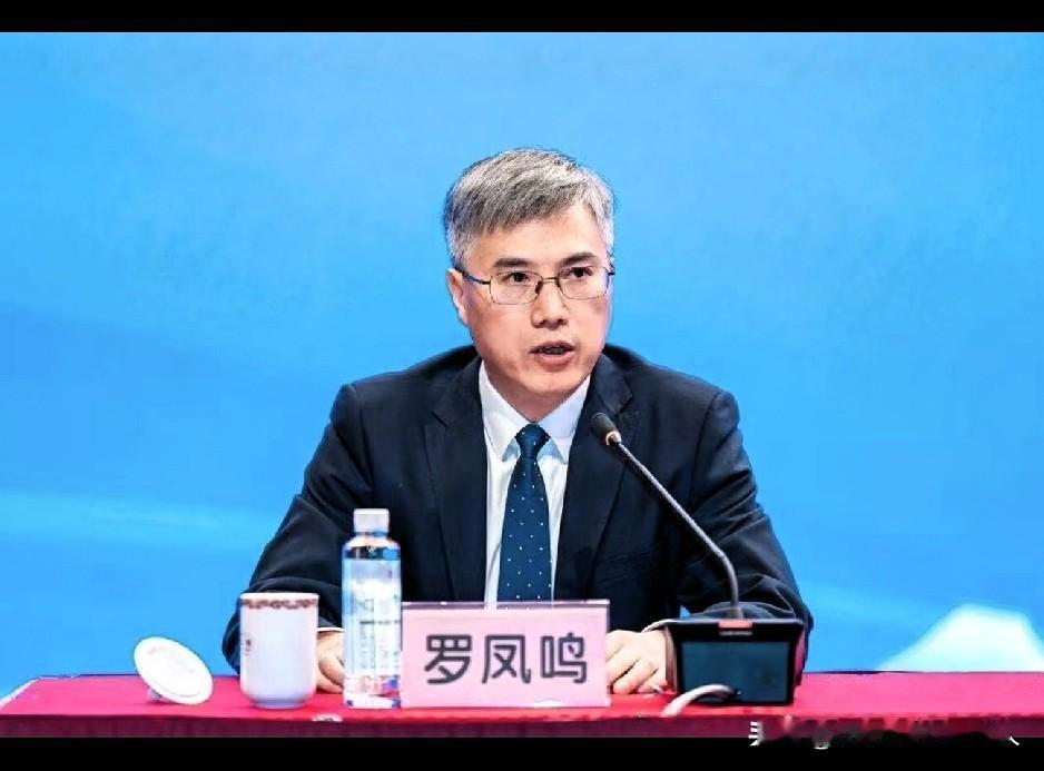 看了华西医院掌门人的履历，才知道什么叫真正的“降维打击”！
 
罗凤鸣，四川大邑