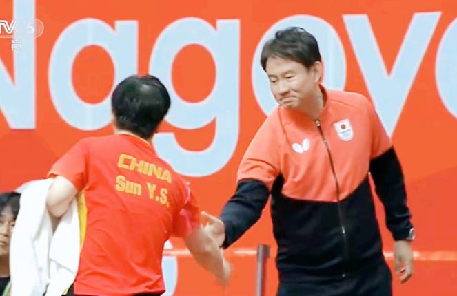 孙颖莎 4:1 拿下早田希娜之后，和中泽锐握手的时候，看到他这师哥的表情了吗？中