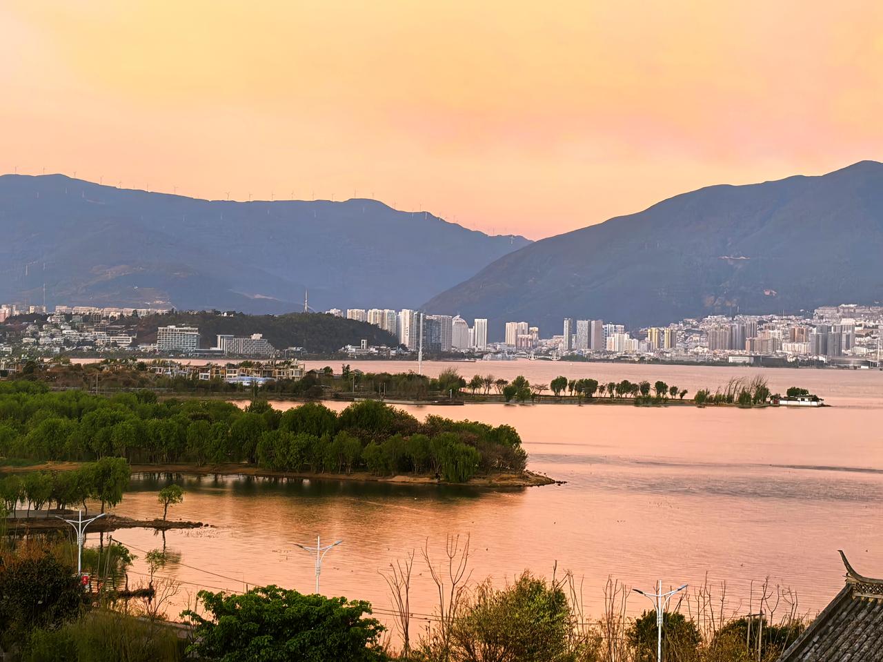 晨曦里的苍山洱海
晨曦初照，苍山洱海在天地间铺展成一幅流动的诗画。远处，十九座雪