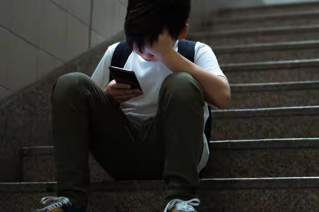 暑假回老家发现：手机最先摧毁的，是底层家庭的孩子一破坏注意力；二破坏社交力；三破