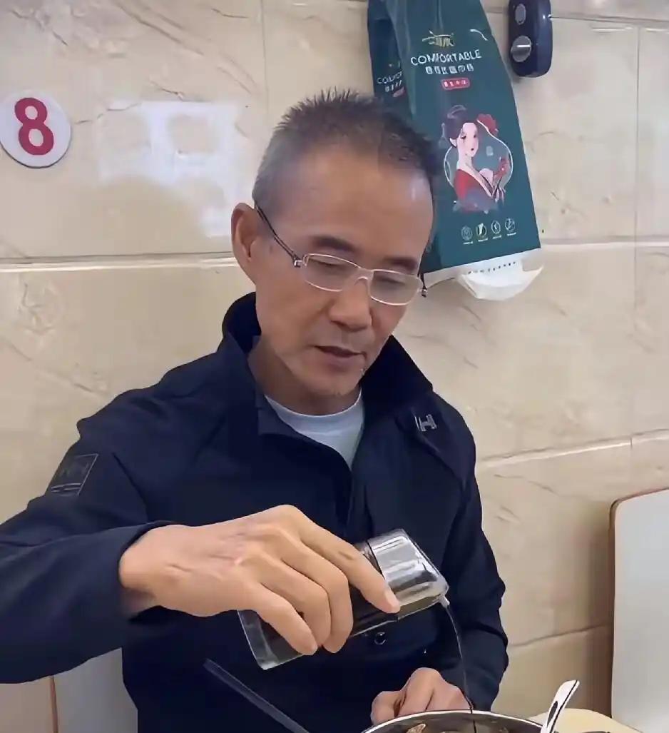 7月11日，75岁的王石因为一件事悄然冲上了热搜。 
 
不是什么商业布局，也不