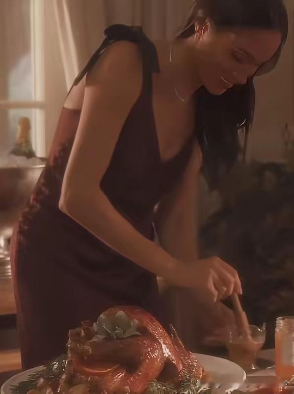 看到梅根穿这条美丽的吊带红裙，和模特一比，就是买家版和买卖家秀的具象化了，公爵夫