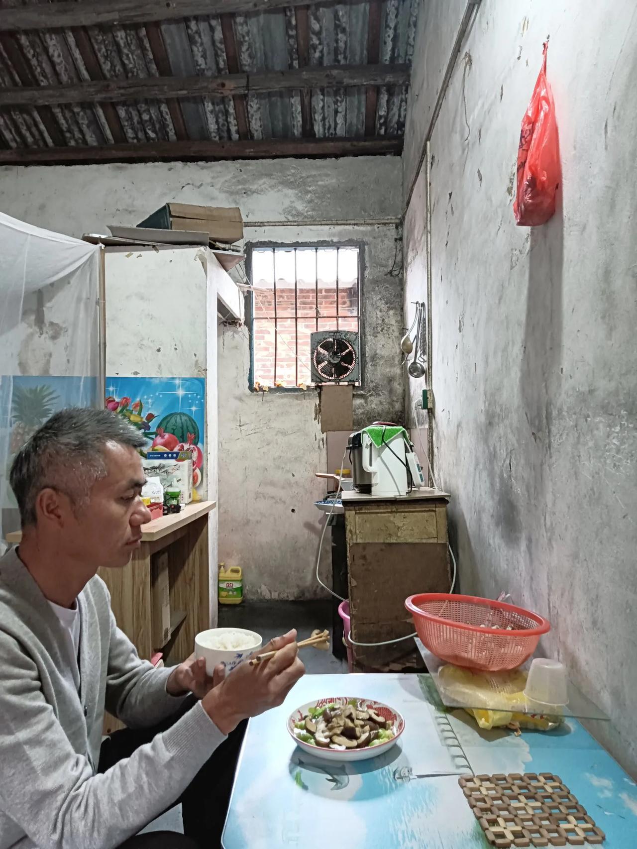 记得我从19岁到现在，体重一直 保持110斤―116 斤之间，可能是我吃太素了 