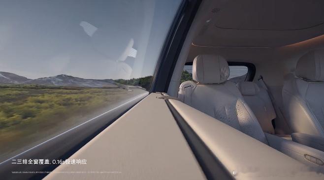 汽车是一个私密空间，尤其作为商务用车，遮光的作用就很重要，但以往的手动遮阳帘，不