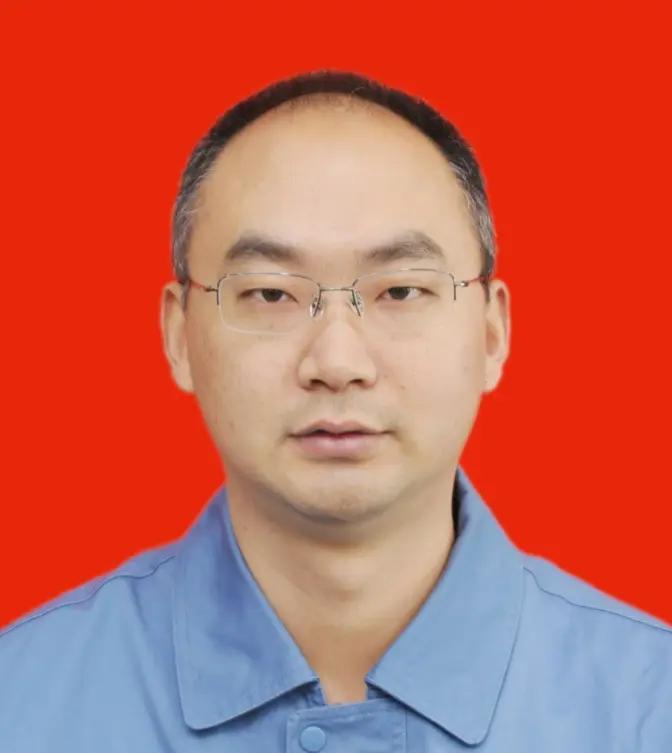 戈壁炼厂的技术尖兵，卢秋旭把论文写在生产一线
 
卢秋旭，男，中共党员，中国石化