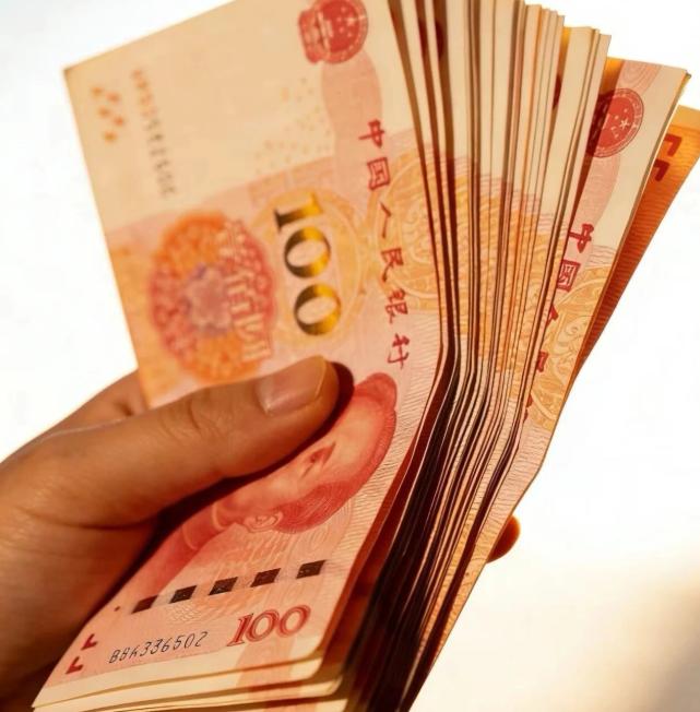 问一句，现在还有人在家里放几万块现金吗？
昨天我跟一个老姐妹聊天，她说她在家放了