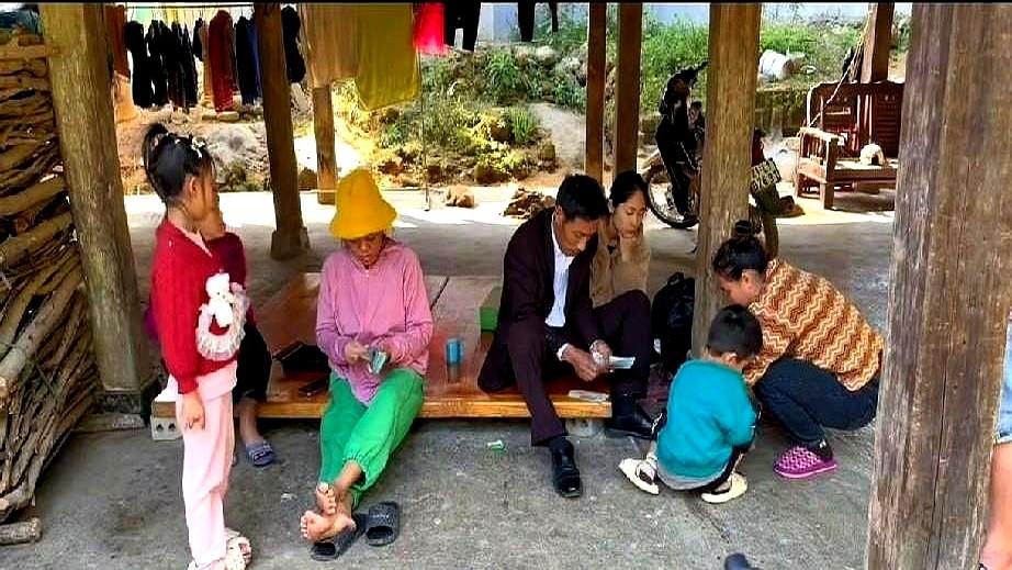 越南生活区顶流“小松”最新一场“带小叔回娘家还债”直播把热搜搅了个底朝天。这场直