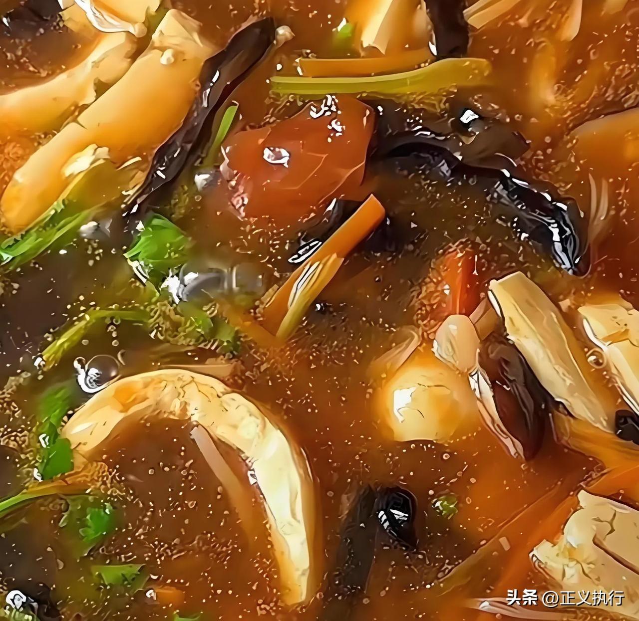 我的家乡在河南，清晨当第一缕阳光洒进小巷，街边的早点摊便热闹起来。远远地，就能闻