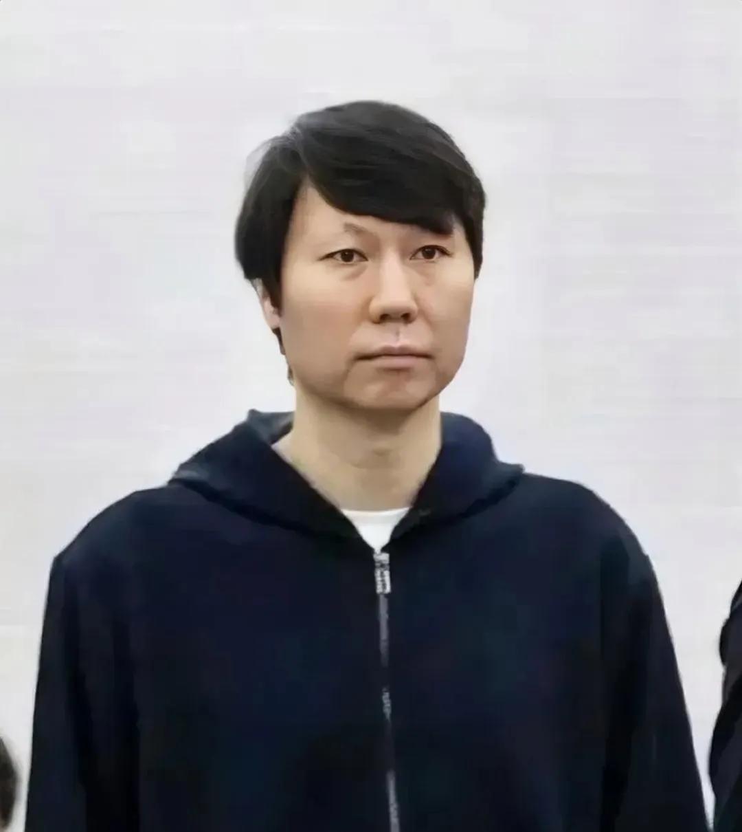 组织对李铁最人性化的关爱，是让李铁继续留着长长的刘海，让他得以在铁窗内继续吹刘海