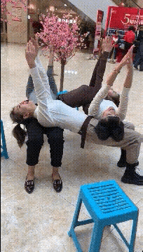 图一：几个小姐姐锻炼方式很特别啊，也不知道她们是锻炼什么方向。
图二：又不是没有