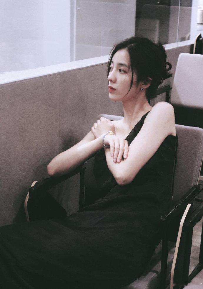 万鹏姐姐的美真的是由内而外散发出来的，她的妆容和穿搭都超有品味！大家有没有什么推