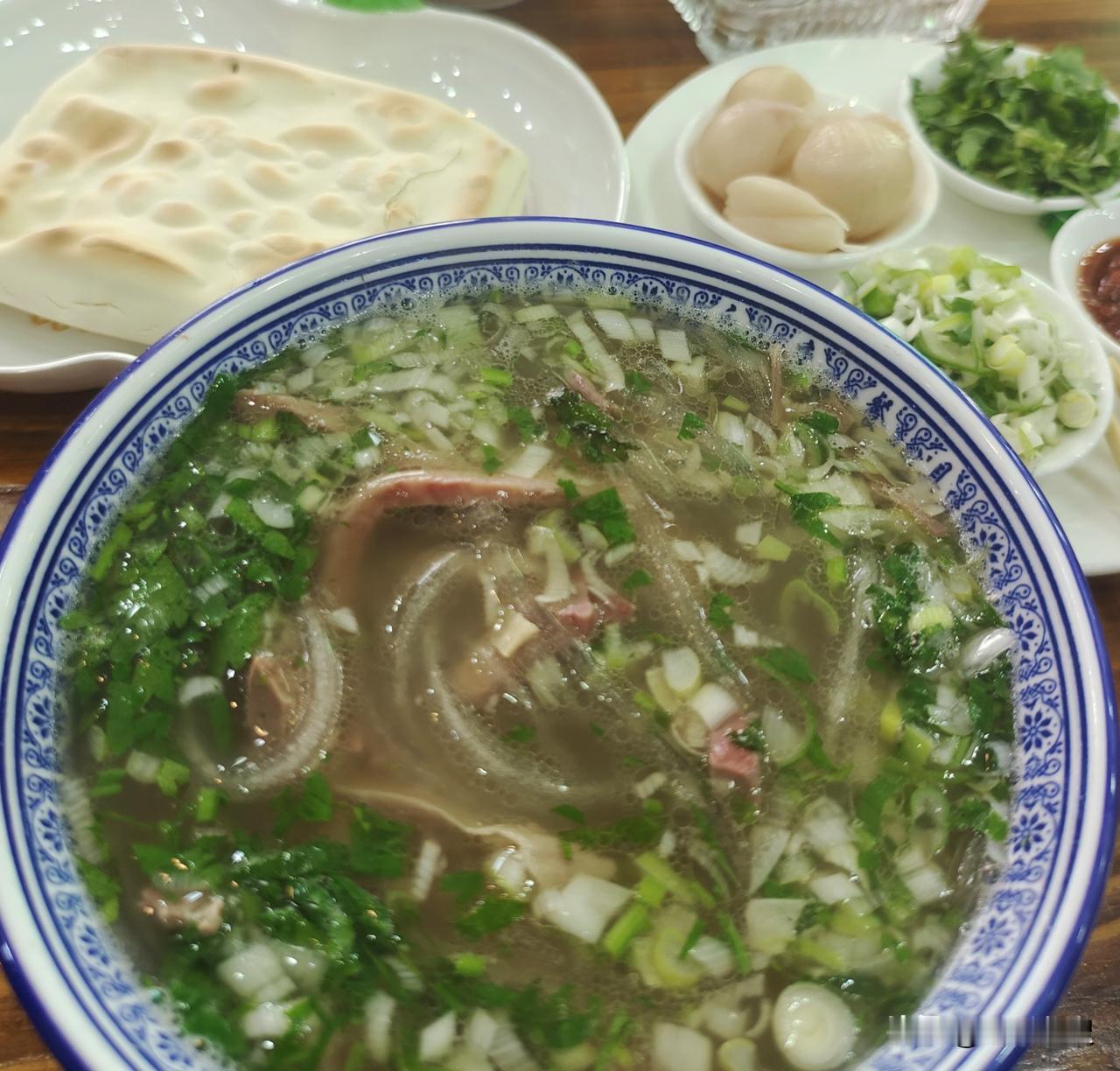 有外地朋友问：
为啥平凉的羊肉泡没膻味？
龙叟答：
因为平凉的羊从小背离骚……